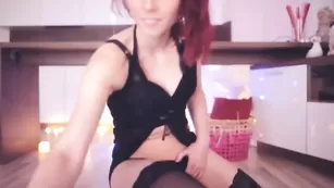 Рыжая красотка Hottminx заводит своим аппетитным телом