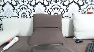 carlitaluv быстро дрочит клитор