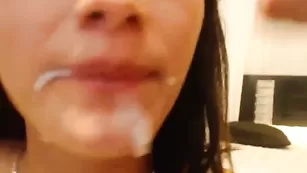Черноволосая курва Youth_lust сосет член и глотает сперму