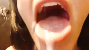 Черноволосая курва Youth_lust сосет член и глотает сперму