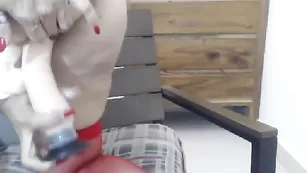 Шальная путана Jennihot ласкает бритую пизду