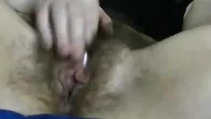 MissAnn дрочит волосатую вагину