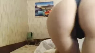 Роскошная кобыла Sexyysenya ласкает волосатую пизду