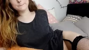 Прелестная малышка Princesslexi дрочит пизду вибратором