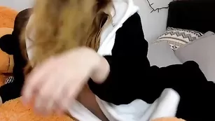 Прелестная малышка Princesslexi дрочит пизду вибратором