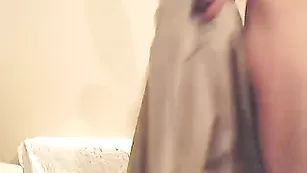 Alice93 чувственно ласкает киску рукой