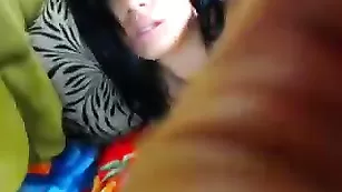 Черноволосая красотка Jennifer_sex мастурбирует бритую пизду