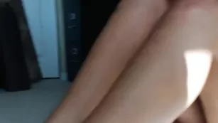 hot4u2see страстно дрочит пилотку и стонет