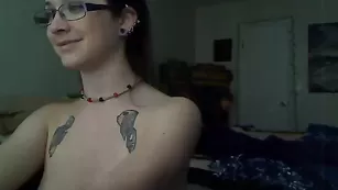 Сладкая sexy_aymee теребит сосочки