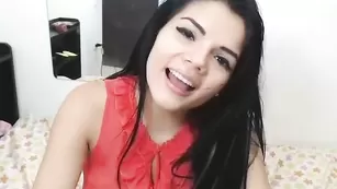 Жаркая красотка Angelface18 раздевается и дрочит пизду