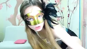 Шальная путана Viki_mykross ласкает бритые дырочки