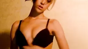 Widow666 натирает себя маслом