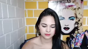 Замечательная курва Xiomysex мастурбирует сочную пилотку