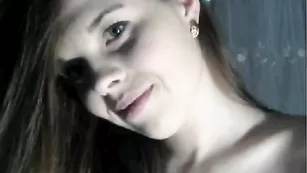 KissMe смазливая сучка показывает попку