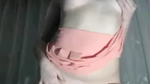 KissMe смазливая сучка показывает попку