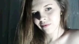 KissMe смазливая сучка показывает попку