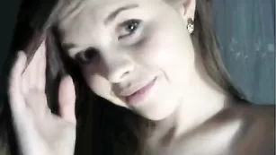 KissMe смазливая сучка показывает попку