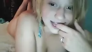 Смазливая шалава Cameroncaine ласкает большие сиськи