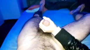 Шлюшка дрочит парню