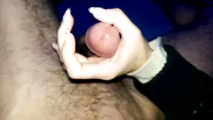 Шлюшка дрочит парню