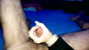 Шлюшка дрочит парню