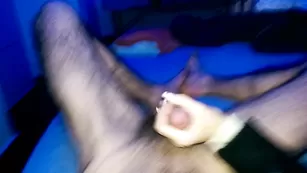 Шлюшка дрочит парню