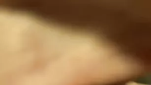 Симпатичная брюнетка Deliared трахает обе дырочки