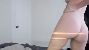 amelialuxx кошечка дрочит киску игрушками