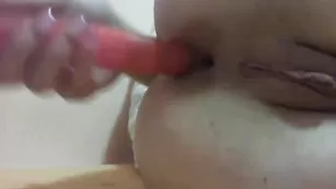 Editthe сует игрушку в попку