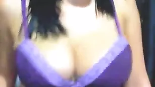 Shypamella18 страстно теребит клитор рукой