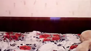 Красивая сучка Adelina- смачно дрочит пизду