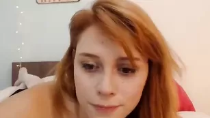 Рыженькая сука Arianajolie показывает сиськи