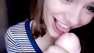 lovelylittlel любительница огромных фалосов