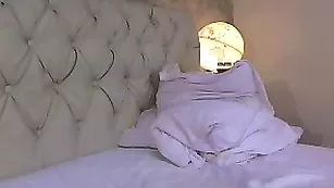 Озорная дамочка Arayah дрочит пизду и кончает