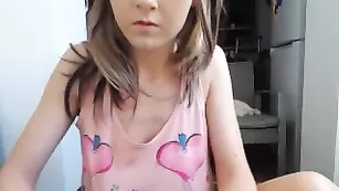 Молодая сучка Angelserena показывает большие сиськи