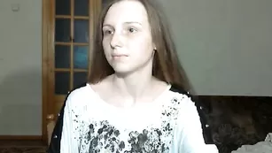 milenca худышка ласкает свою тугую киску