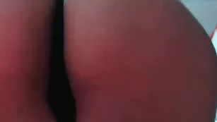 Сучка с аппетитной попой maya_chan хвастается булочками