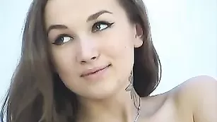 Пикантная блядь Lusty Sonya ласково трогает себя за писю