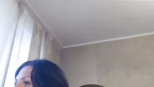 Красивая брюнетка Mashulya29 ласкает свою киску