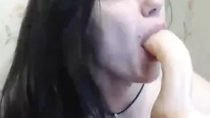 nikisport четкая малышка сосет и мастурбирует