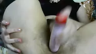 MissAnn мастурбирует мохнатку резиновым членом