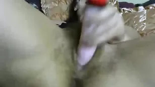 MissAnn мастурбирует мохнатку резиновым членом