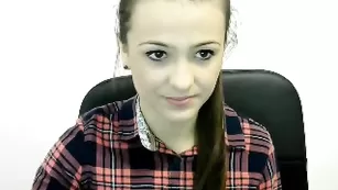 Симпатичная дева Nateel18 красит губы в привате