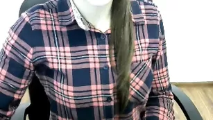 Симпатичная дева Nateel18 красит губы в привате