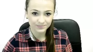 Симпатичная дева Nateel18 красит губы в привате