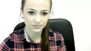 Симпатичная дева Nateel18 красит губы в привате