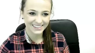 Симпатичная дева Nateel18 красит губы в привате