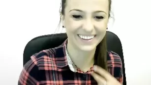 Симпатичная дева Nateel18 красит губы в привате