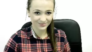 Симпатичная дева Nateel18 красит губы в привате