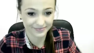 Симпатичная дева Nateel18 красит губы в привате